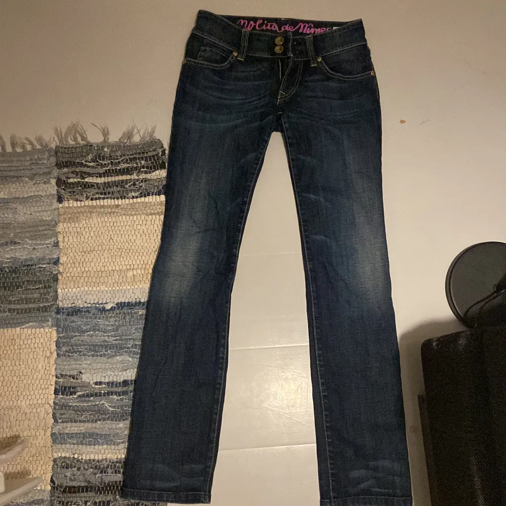 90s jeans 💋👌 inget slitage, säljs inte längre!  Straight,  långa för mig som är 160💕. Jeans & Byxor.