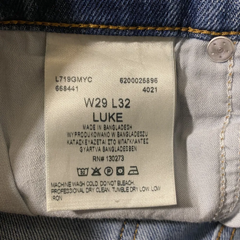 Tjena! Säljer nu ett par fina Jeans från märket Lee. Modellen är Luke och storlek W29 L32. Inte alls använda många gånger vilket man kan se på Lee märket på baksidan. Nypris på dessa var 1099kr. Har du några frågor är det bara att höra av dig! Mvh! . Jeans & Byxor.