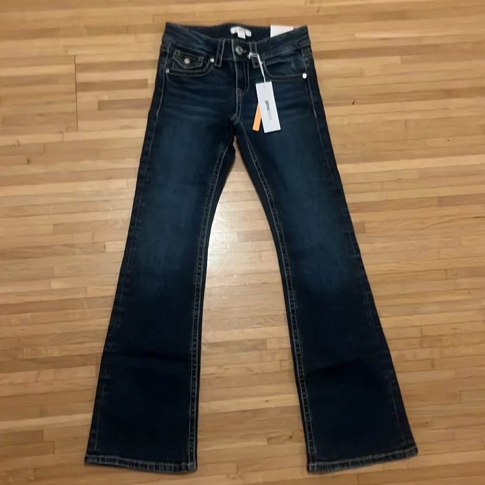 De här är mörkblåa low flare jeans . Jeans & Byxor.