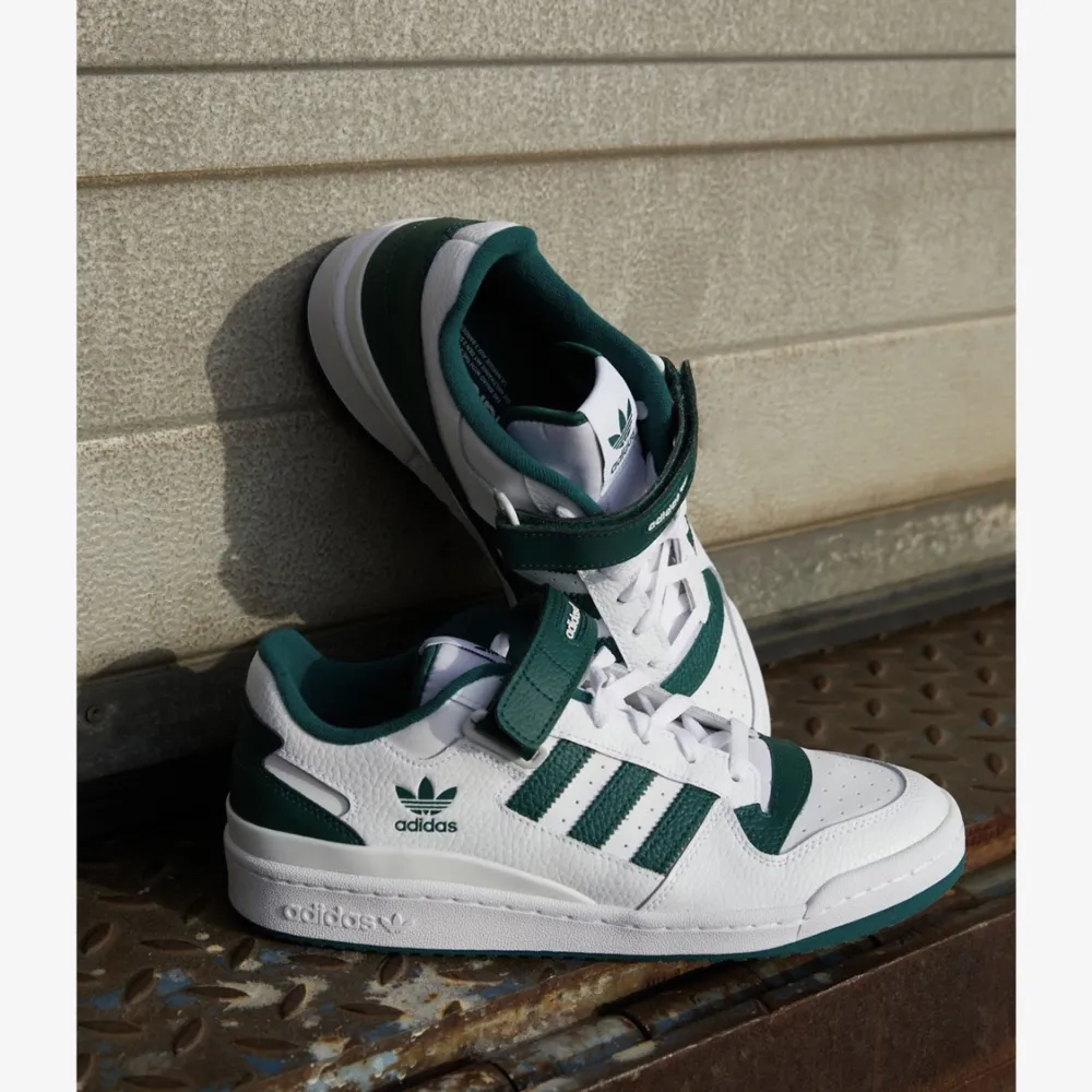 Adidas Originals  Forum Low green/white  Fräscha och väldigt fint skick.  Använd 2 ggr säljer pga lite för stora. Skor.