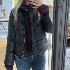 Vinter jacka -  jacka från nelly. använd fåtal gånger så är i fint skick. Passar bra till vinter och höst❤️ använd gärna köp nu 🤗