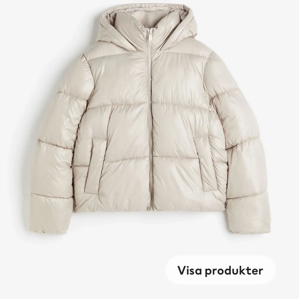 Säljer denna jacka från H&M endast använd en gång. Den är superfin och mysig nu till vintern! . Jackor.