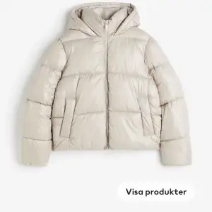 Säljer denna jacka från H&M endast använd en gång. Den är superfin och mysig nu till vintern! 