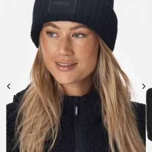 Stronger mössa - Cool svart mössa ifrån stronger, sparsamt använd och i mycket fint skick