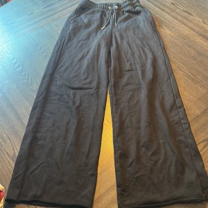 Raka mjukisbyxor - Mjukisbyxorna är från New Yorker och är i storlek S, de är stora i storleken så passar nog M/L också. Använda fåtal gånger.