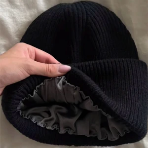 Mössa - Super fin satèn mössa! Jättebra skick💕 liknar acne mössa i passformen💕 lånad bild! Skriv för egna bilder!