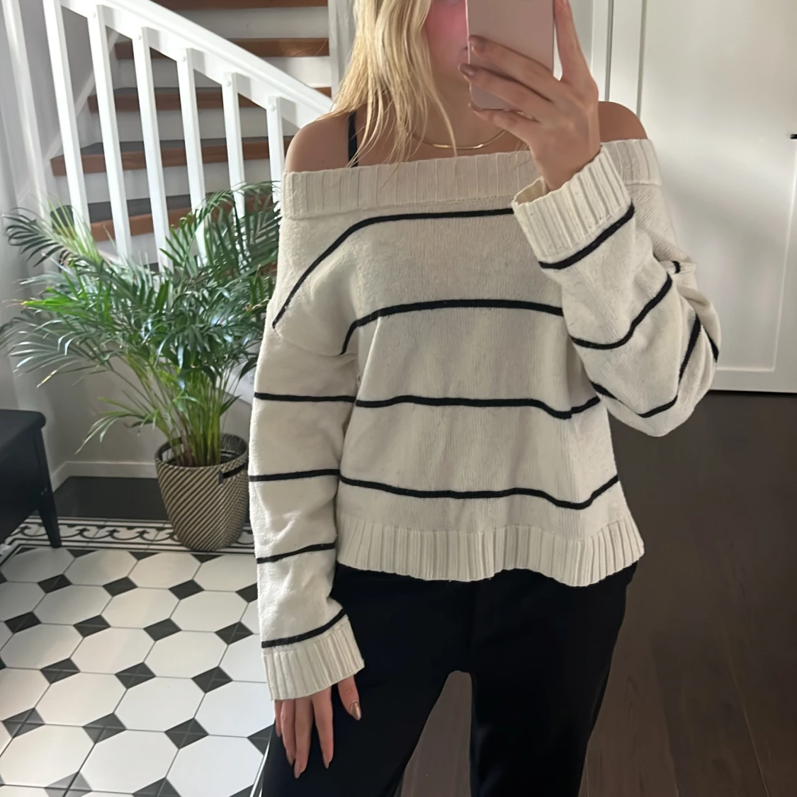 Stickad of shoulder tröja