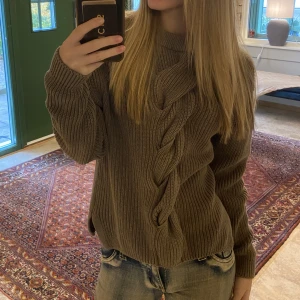 Tröja - Jätte söt tröja med knytning där framme från Bondelid, inga skador. I en kallare brun färg ❤️ perfekt nu till hösten och dess färger 😍passar mig som när XS och S