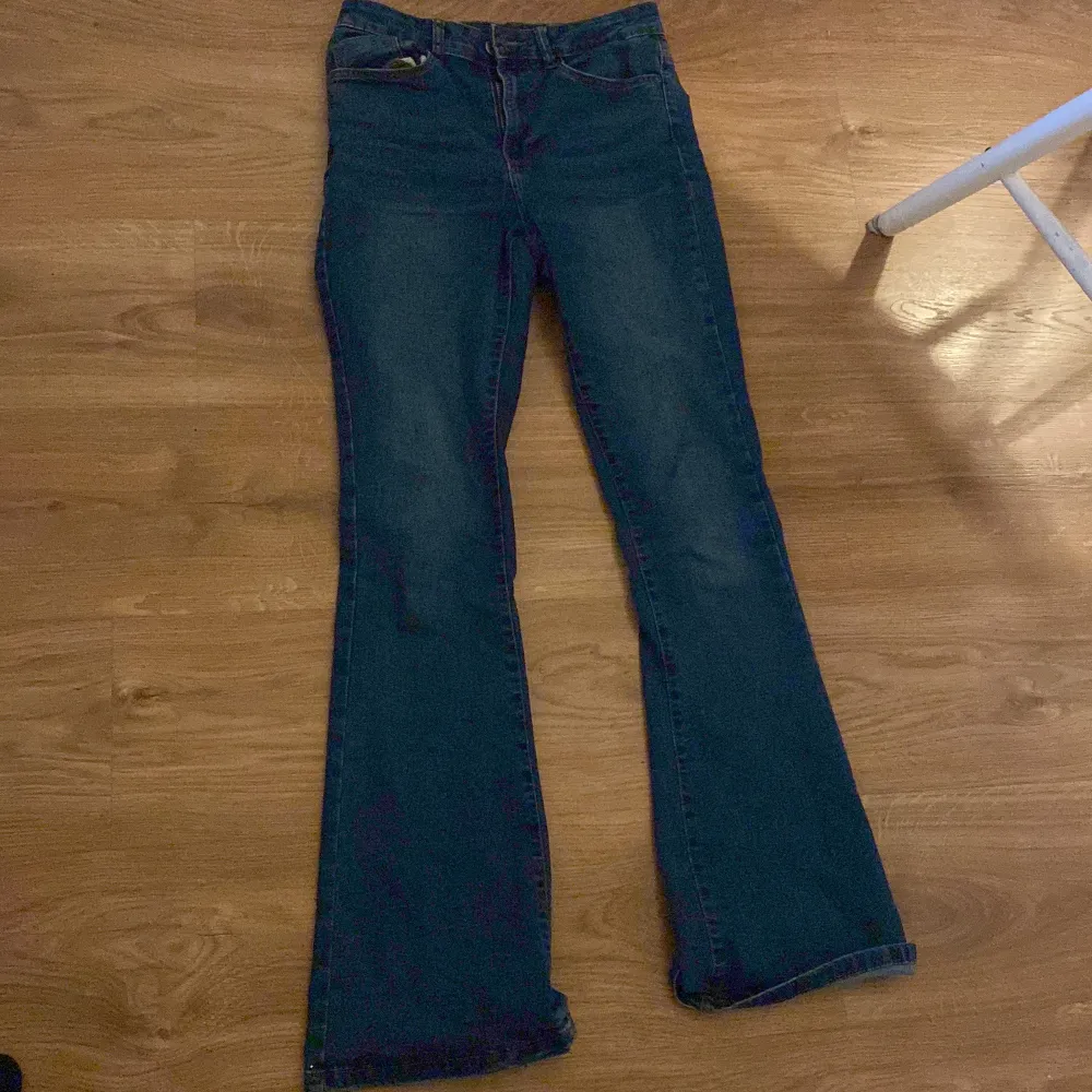 Blåa highwaist bootcutjeans. Jeans & Byxor.