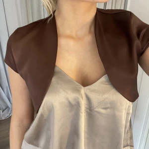 Bolero  - Jättefin färg nu till hösten! Köparen står för frakten!💕💕Säljer fler liknande på min sida🫶🏽!