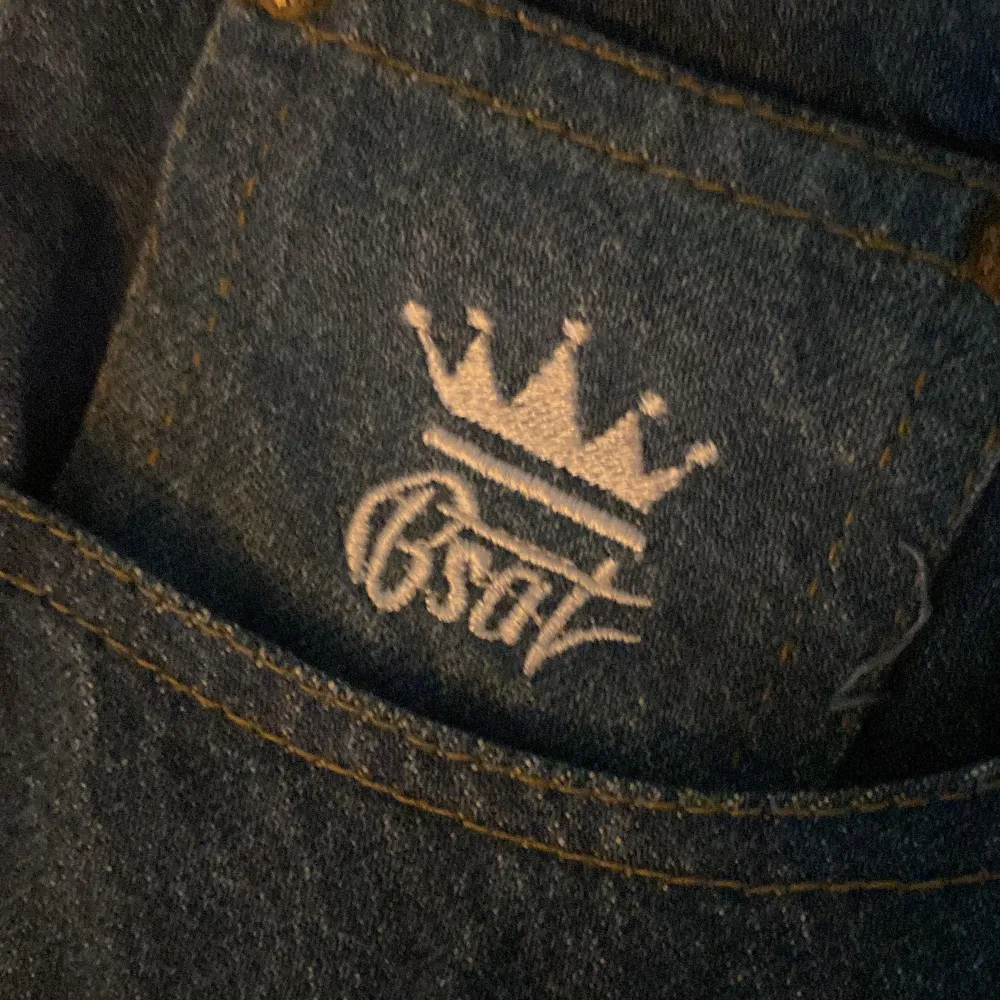 Baggy blå jeans med coolt tryck, W34, knappt använda 🤗. Jeans & Byxor.