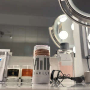 Milk bronzer (blaze) - Använd ca 10 gg. Säljer för att jag har bättre bronzers och den kommer inte till användning. Nypris 279kr plus 39kr frakt.