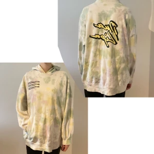 Hoodie från H&M divided, Dua Lipa collection - Hoodie från H&M divided, Dua Lipa collection i storlek L. Finns text på vänster bröst ”Don’t start now” samt bak på ryggen ”Dua Lipa”. Använd fåtal gånger därav nyskick. Säljer pga att den inte kommer till användning. 