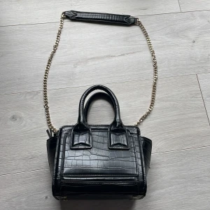 Zara väska  - Jättesnygg väska från Zara! Superfint skick, nypris 400kr, säljer för 150kr🫶🏼🫶🏼
