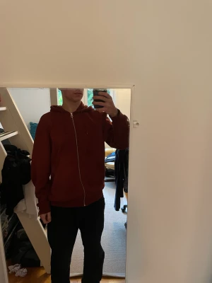 Weekdat zipup - Vinröd weekday zipup hoodie. Knappt använd men det är en liten stain i mitten som säkert går att få bort. Skriv om ni vill jag försöker. 