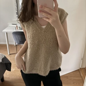  stickad väst!💕 - Säljer denna hemma stickade västen!❤️ Är lite stor på mig som vanligt vis har strl S, men passar om man vill ha den oversized🥰 Pris från 100!