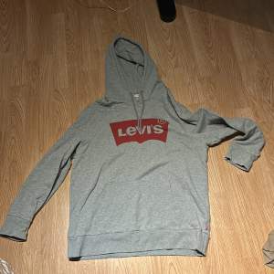 Helt ny Levis hoddie testad en gång ser ut som helt ny och Storleken är xl på den 