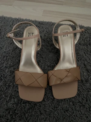 Klackskor - Säljer klackskor, originalpris 550 kr säljer för 100 kronor 