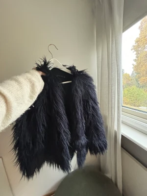 Pälsjacka - En fluffig fake päls jacka marinblå från Zara, storlek XS💓 det är ett hål inmuta i innefodret, ingenting som syns men kan märkas när man sätter på sig den!