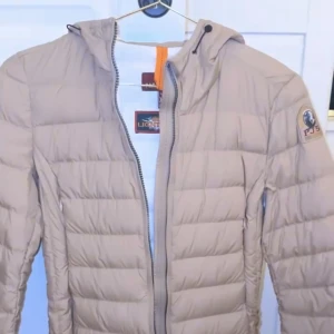 Jacka  - Säljer nu min pjs jacka som är lite längre modell och  helt oanvänd. Stolen xs. Säljer för 3000 men pris kan diskuteras vid snabb affär.🥰