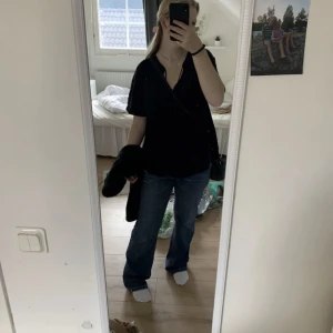 Lågmidjade jeans - Så fina mörkblåa lågmidjade jeans, kommer ej till användning. Midjemått:40cm innerbensmått:80cm, Använd köp nu❤️