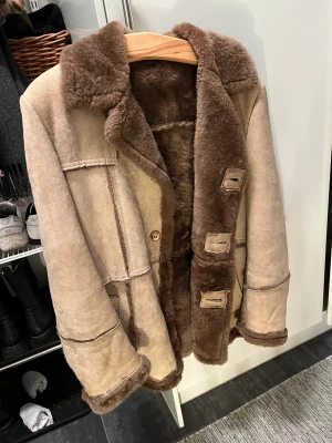 Mocka päls jacka - Vintage Jonathan christophers jacka med päls inuti o mocka utanpå. Coola sömmar på både fram o baksida och väldigt varm - perfekt för vintern. Storlek: 38 Inte så använt Originalpris: 1000 kr 