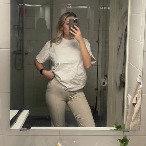 Beiga kostymbyxor  - Beiga kostymbyxor ifrån madlady  Använda några gånger  Storlek: 34 längd: 34 (jag är 169, och har långa ben) Nypris: 599