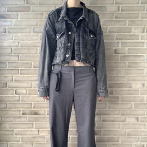 Jeansjacka - Kortare modell i grå/svart färg. Jackan är i storlek XXS/XS men den är i lite oversized fit. Från NA-KD Jag är 172cm, se bilder för passform