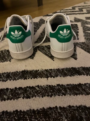 Stan Smith skor - Har använt dessa skor i våras.Har precis tvättat dom. Har kostat 700kr säljer de för 200kr.Anledningen för att jag säljer dessa är för att de har blivit för små.