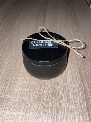 Doftljus - Hemmagjort doftljus gjort av sojavax och eteriskolja. Ljuset framhäver en härlig stämningsfull julkänsla.