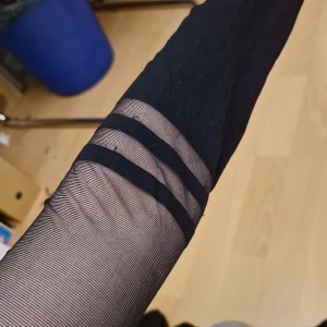 Svarta steumpbyxor - Svarta nylonstrumpbyxor med "inbyggda" over the knee-strumpor.