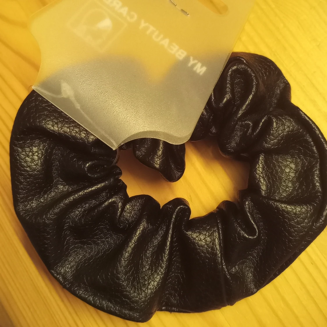 Svart skinn scrunchie - 90