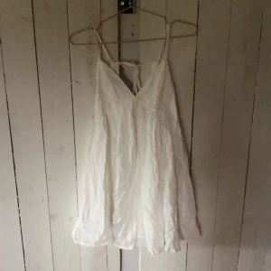 Klänning  - Vit sommar klänning från shein