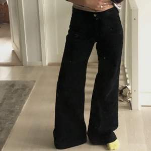 Svarta jeans / byxor i sammetsliknande material. Ser även lite ut som mocka. Från wrangler och i storlek S/M (Står ingen storlek). Skriv för fler bilder! 💘