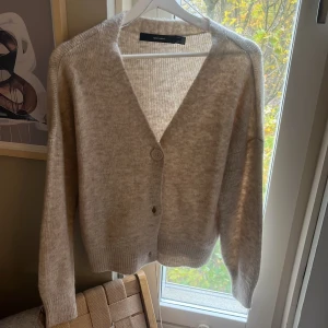 Kofta  - Stickad kofta från Vero Moda, nyskick 