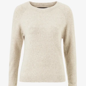 Stickad tröja - Beige stickad tröja från veromoda, används inte längre. Lite knoppning men okej skick. Skriv för egna bilder💗