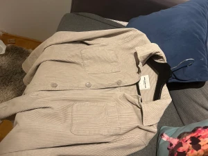 Overshirt These Glory Days  - Säljer denna för jag inte andvänt den på ett tag. Den är i bra skick och sitter bra.  Den är i M men passar även S skulle jag säga.  Tveka inte att hör av er. 