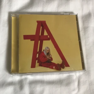 Billie Ellish - Dont smile at me   - - Plagg: Skiva  - Album: Dont smile at me  - Storlek: 9 låtar - Artist: Billie Ellish - Skick: Mycket bra    Kontakta mig gärna vid frågor 💕 