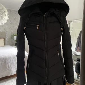 Vinterjacka snygg och varm storlek 34 - Snygg och varm vinterjacka tessie, pälskrage gratis.