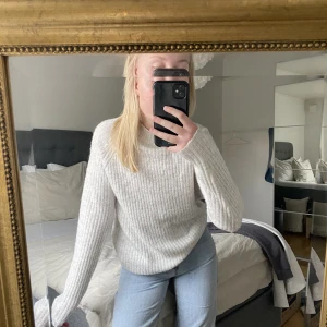 Vit stickad tröja  - En vit stickad tröja från New Yorker. Storlek XS. 