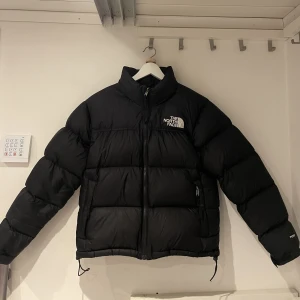 The North Face jacka  - Säljer min The North Face jacka, som är i väldigt bra skick. Modell är (Women's 1996 Retro Nuptse Jacket) och köpte den från The North Face egan hemsida, där nypriset ligger på 3 899kr. Skriv om ni är intresserade av att köpa, priset kan diskuteras☺️☺️