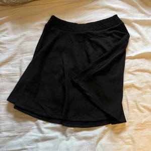 Utsvängd kjol - En svart utsvängd kjol som är super fin och sitter väldigt bra. Är i bra skick. Används inte längre därav säljer ja den:)