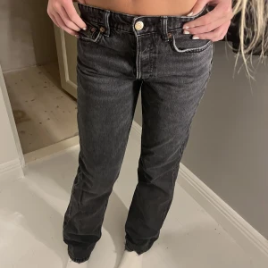 Zara jeans 2st! - Snygga midrise jeans från Zara! Mörkgråa+blå