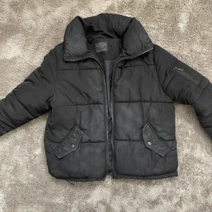 Puffer jacket - Snygg pufferjacket från Crocker! Storlek xxs men passar mig som brukar ha S! Använd gärna ” köp nu ”🛍️