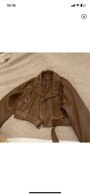 Skinnjacka  - Säljer min jacka då den inte kommer till användning. I nyskick💕 