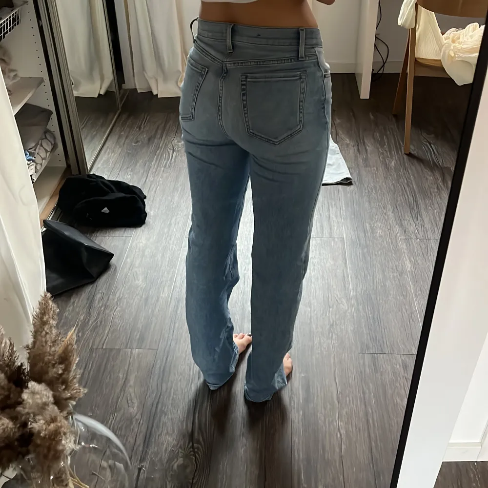 Jeans som jag har köpt från Freja Haillblom. Jag har aldrig använt dem då jag har liknade jeans. De är i väldigt bra sick. . Jeans & Byxor.