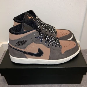 Jordan 1 Mid Special Edition - OBS, skosnörena glittrar inte  i verkligheten. Det är pga kamera blixten.  Kom med bud och frågor i PM.