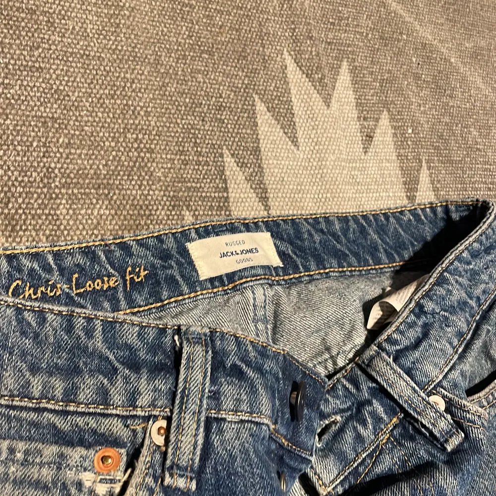 Två par loose fitting jeans. De gråa är från vailent (carlings) och de blåa är från jacknjones (SÅLD). Jeansen passar 29-30 i midjan och är 30 i längd. 150 kr styck.. Jeans & Byxor.