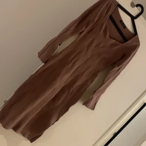 Stickad klänning  - Använd 1 gång  kommer inte ihåg var jag köpte den men tror Na-kd