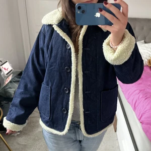 Jacka!  - Så snygg höstjacka som även funkar att ha i vinter! Står storlek L i men skulle snarare säga att det är en M